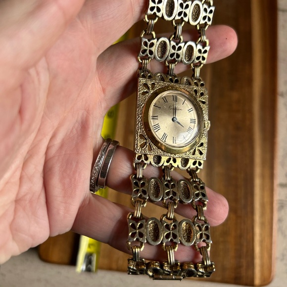 Elegant Gold-Tone Filigree Watch - Picture 2 of 6